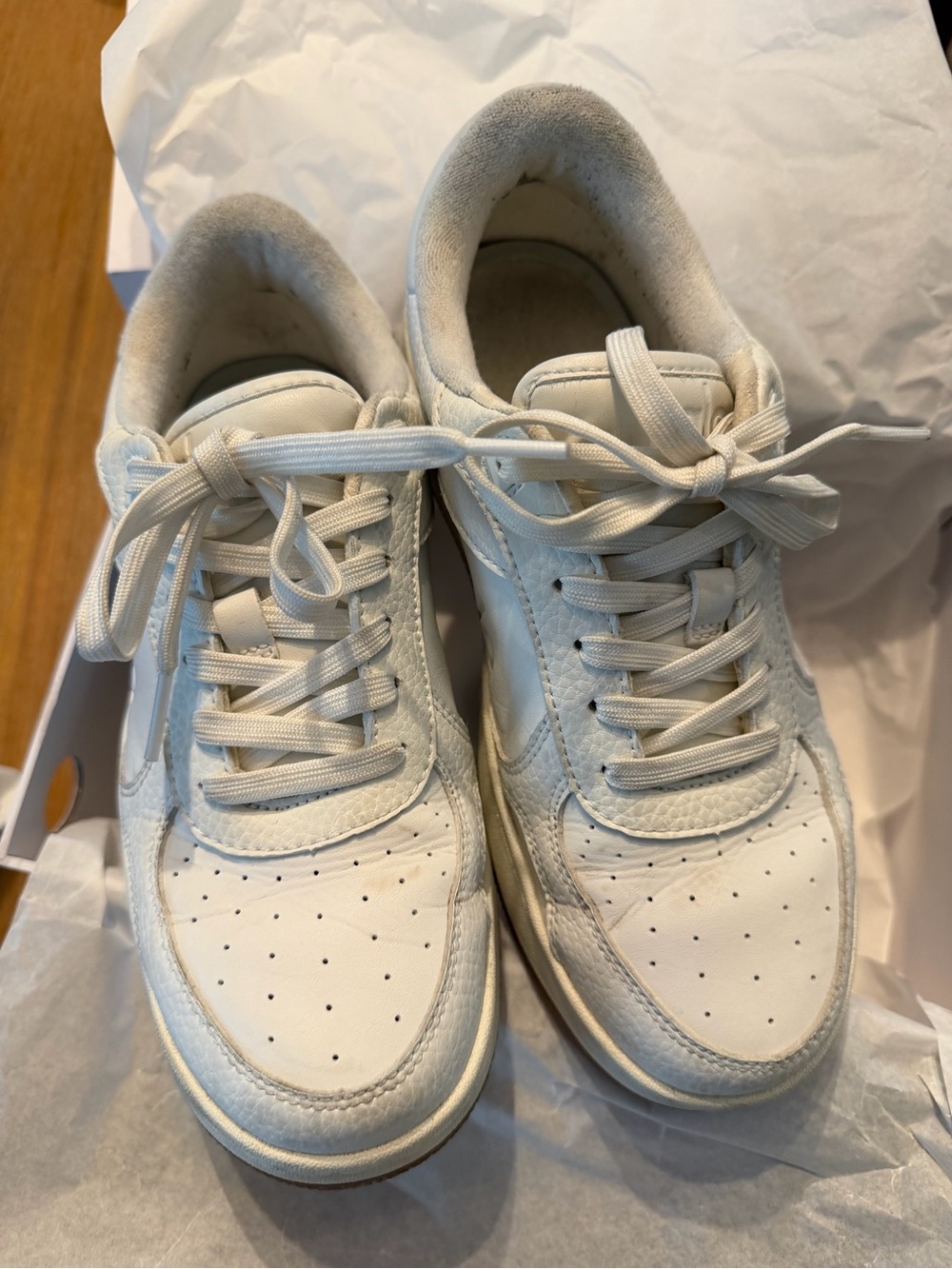ALO Yoga Natural White Sneakers with Gum Sole - Picture 4 of 7